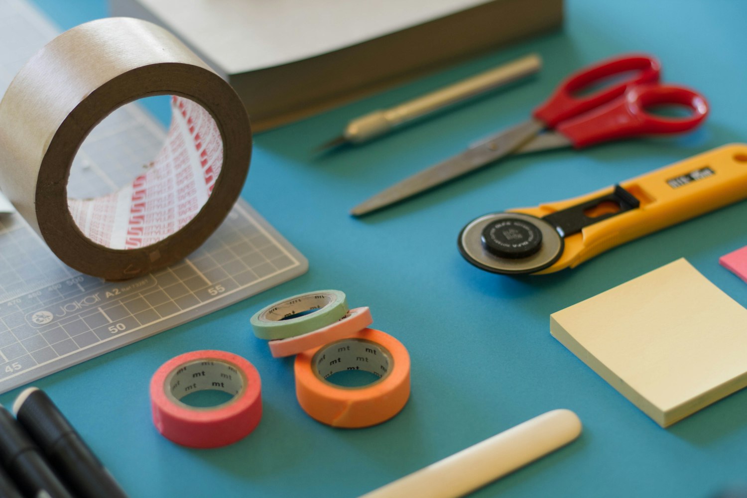 Atelier de menuiserie — outils et bois massif de l'artisan Levidrat