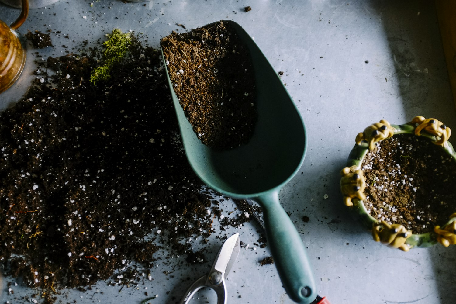 Mains de l'artisan menuisier façonnant une pièce en bois massif
