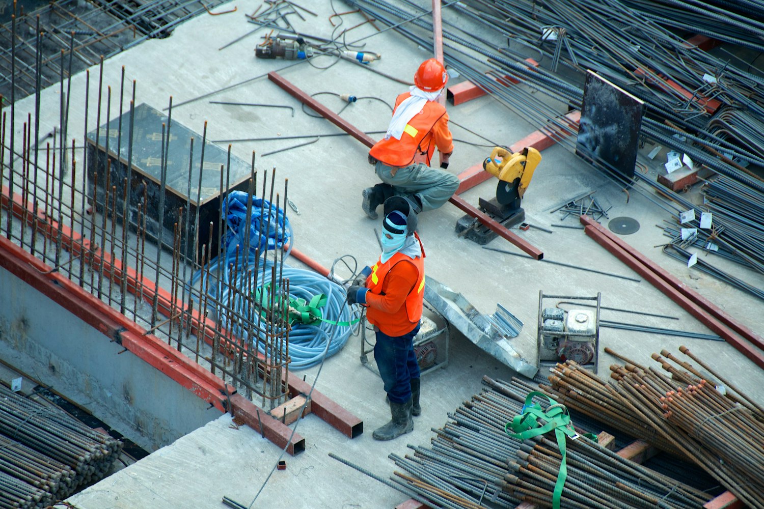 Équipe d'artisans en collaboration sur un chantier