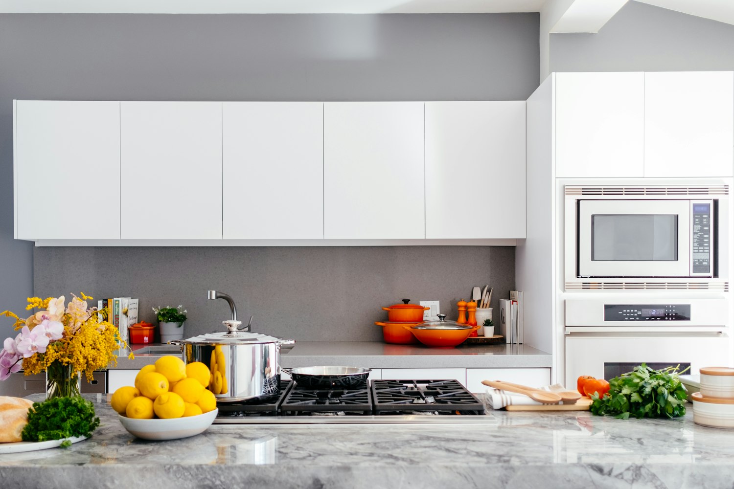 Cuisine sur mesure avec plan de travail en bois