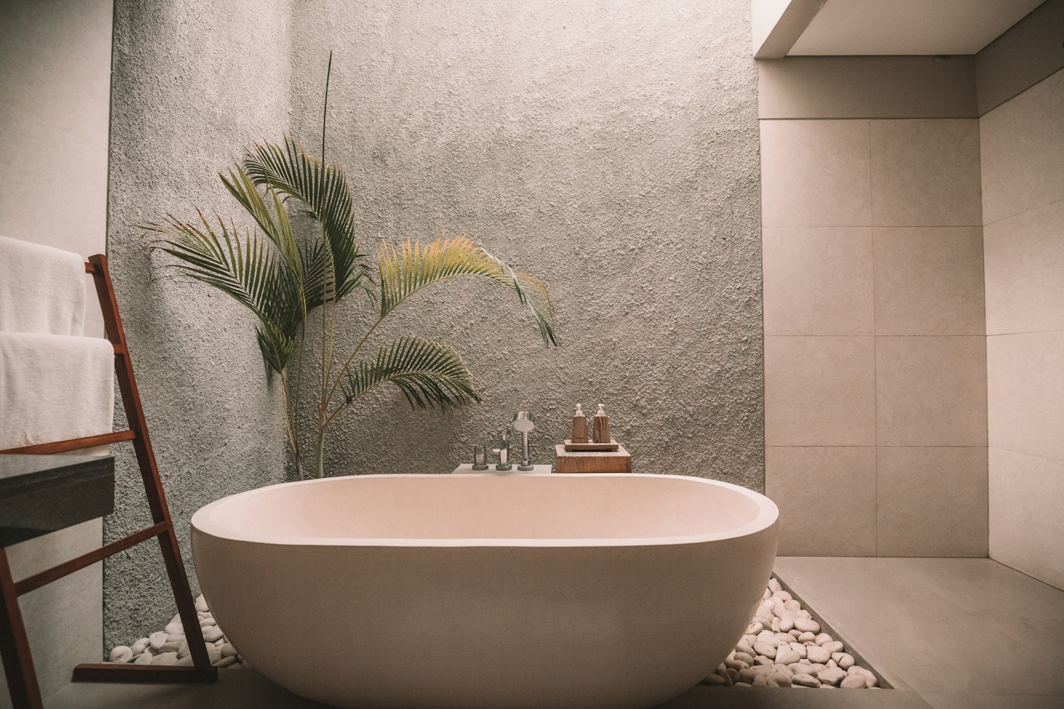 Salle de bain avec vasque en bois massif