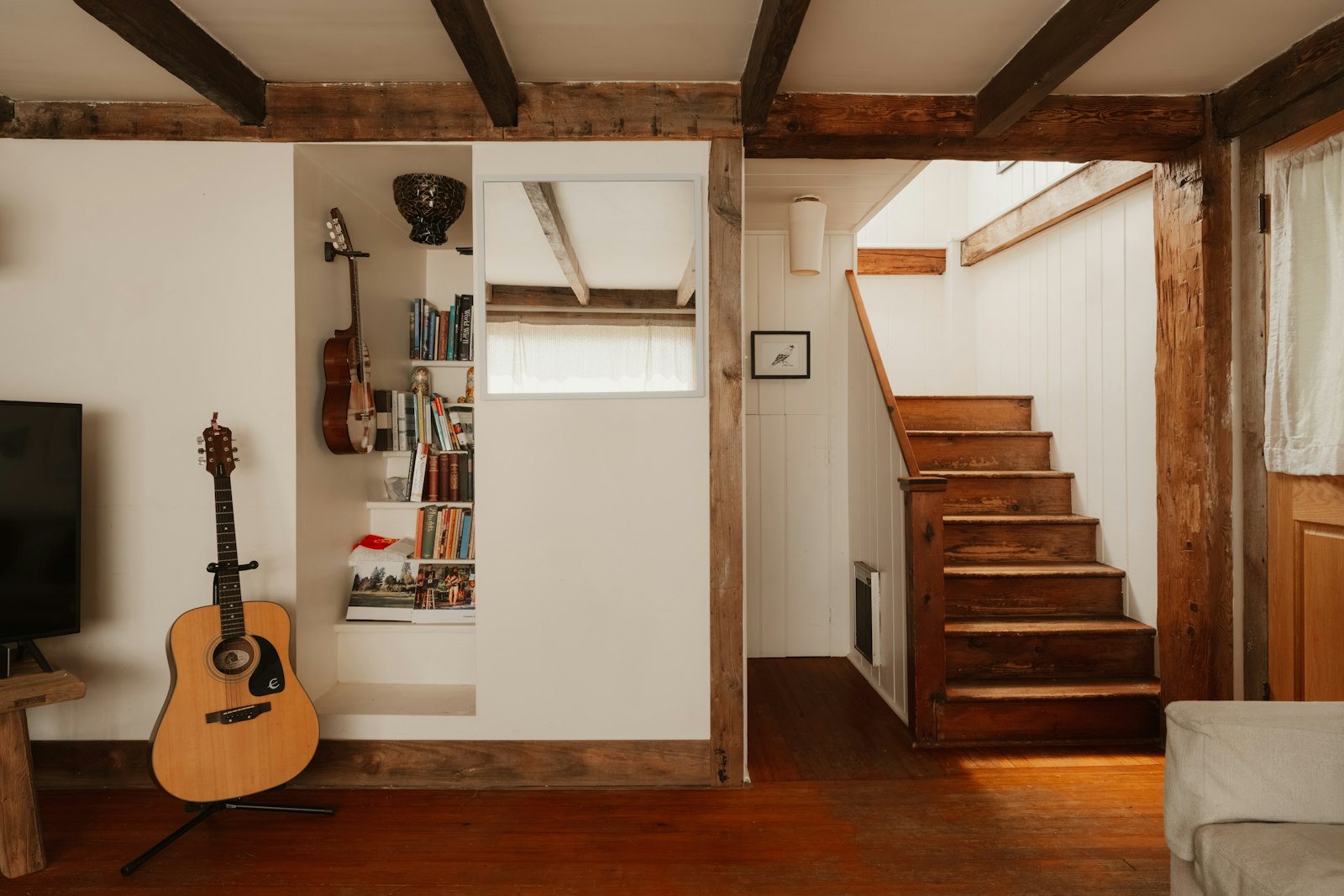 Rangements sur-mesure intégrés sous un escalier en bois