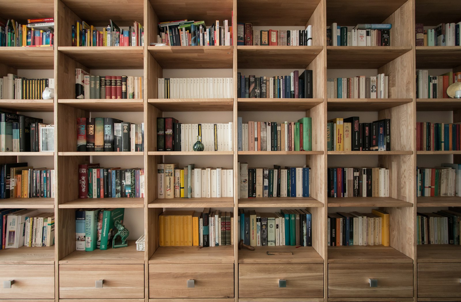 Bibliothèque d'angle en chêne garnie de livres