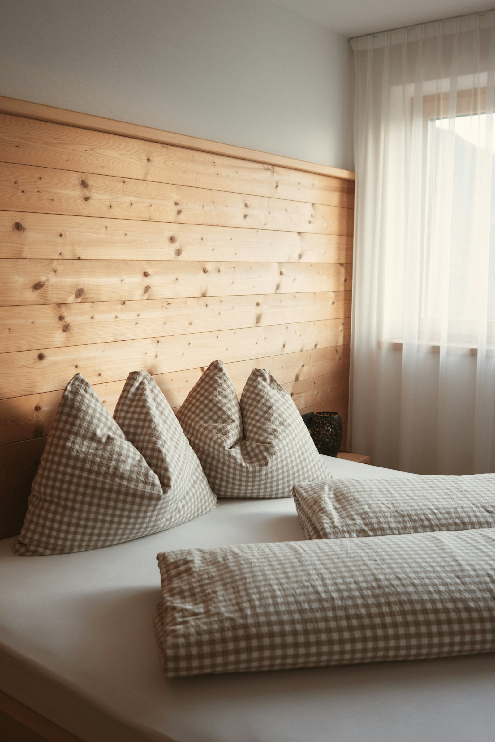 Suite parentale chaleureuse avec tête de lit bois — Paris 8e