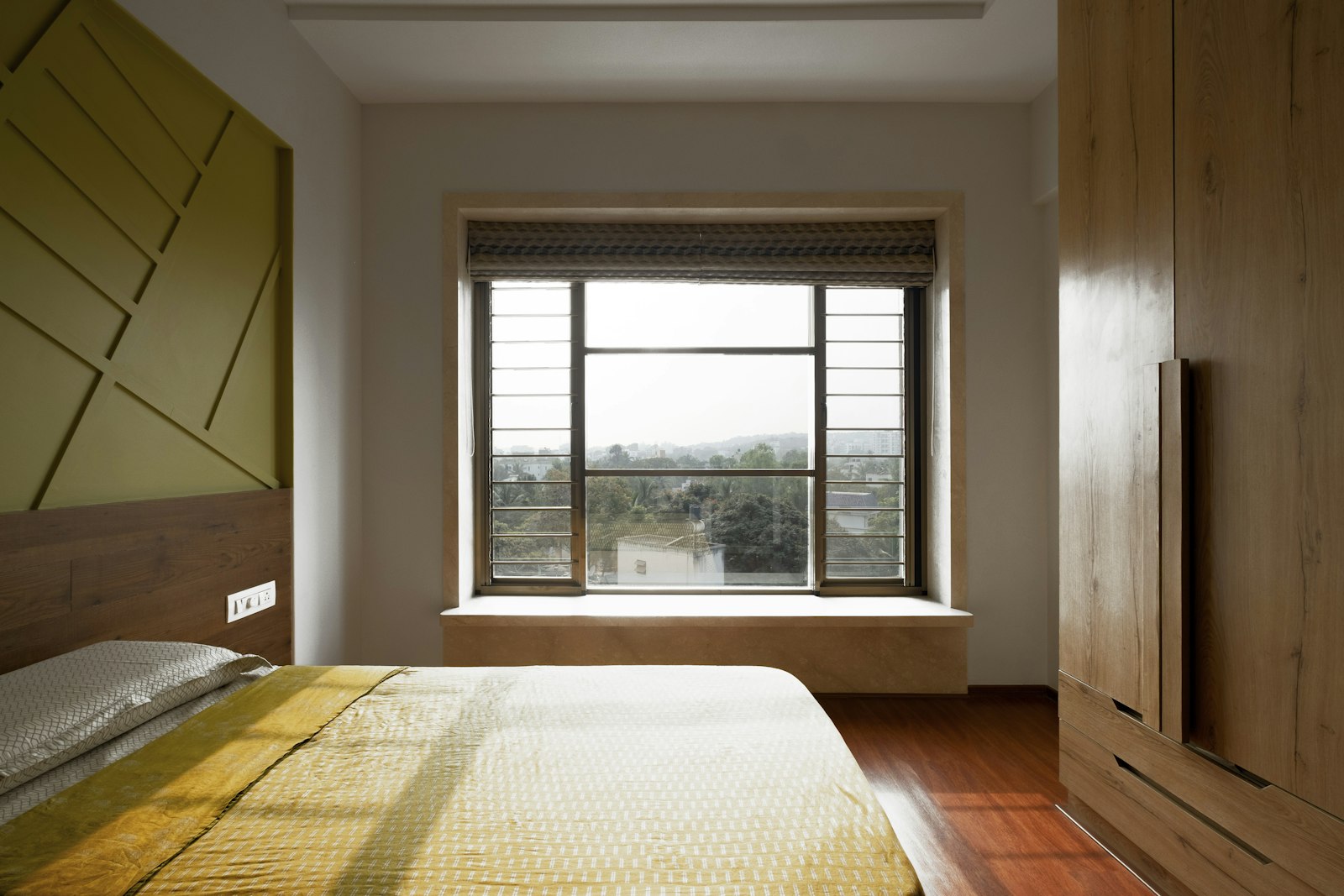 Chambre sur-mesure avec tête de lit en bois haut de gamme