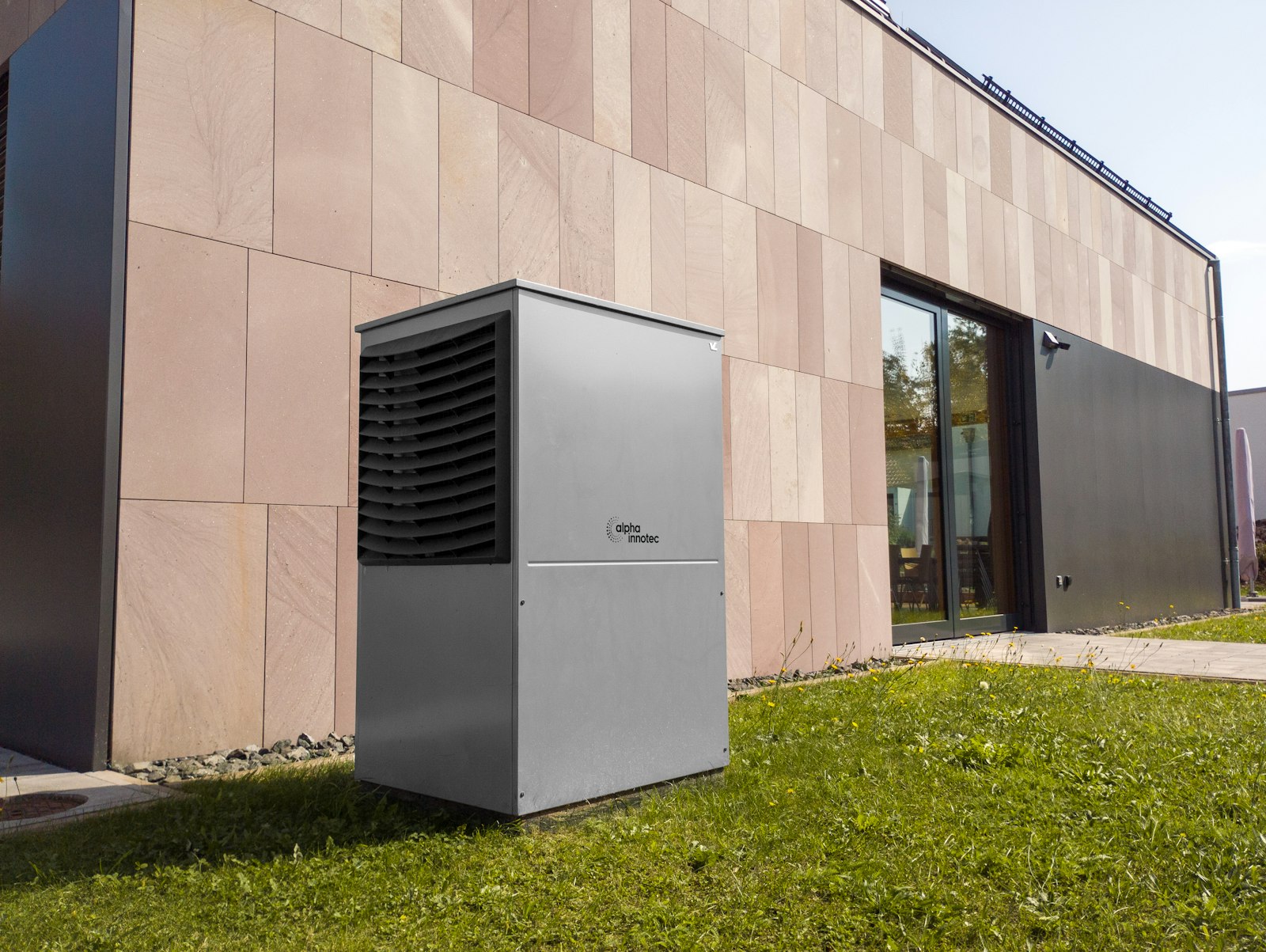 Maison moderne équipée d'une pompe à chaleur extérieure