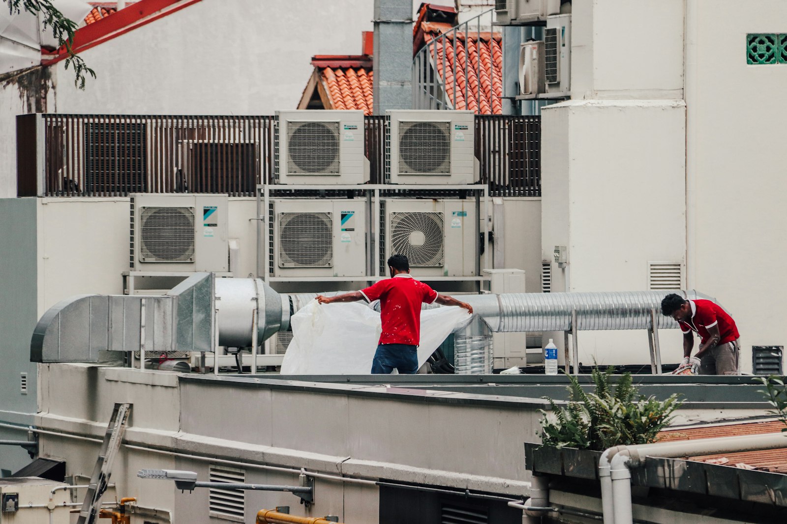 Techniciens assurant l'installation et la maintenance d'unités extérieures