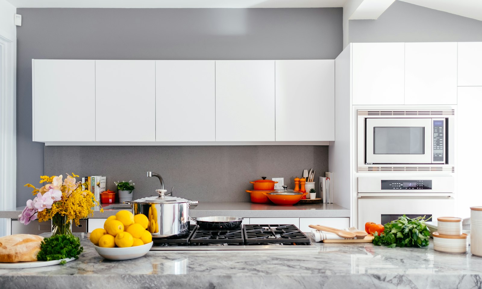 Cuisine moderne bois et blanc avec rangements toute hauteur