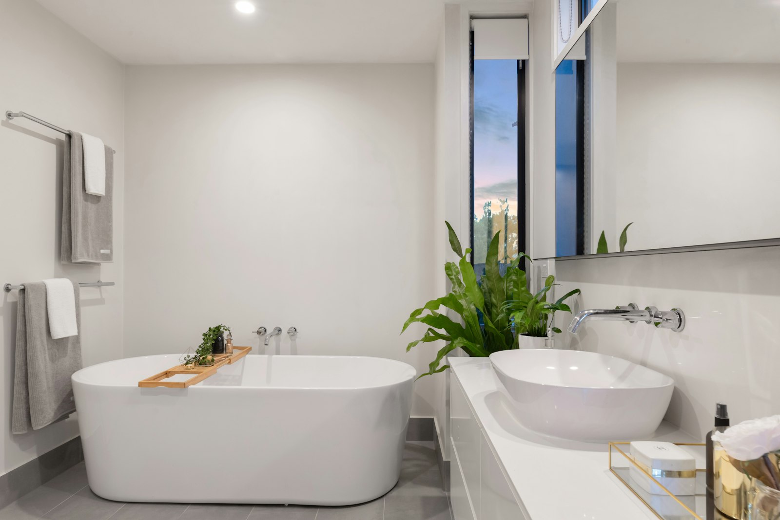 Douche à l'italienne avec receveur extra-plat et paroi verre