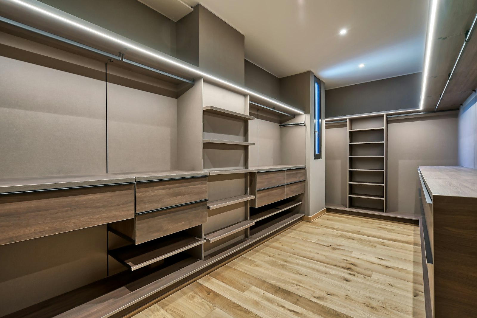 Dressing ouvert sur-mesure au sol en bois massif
