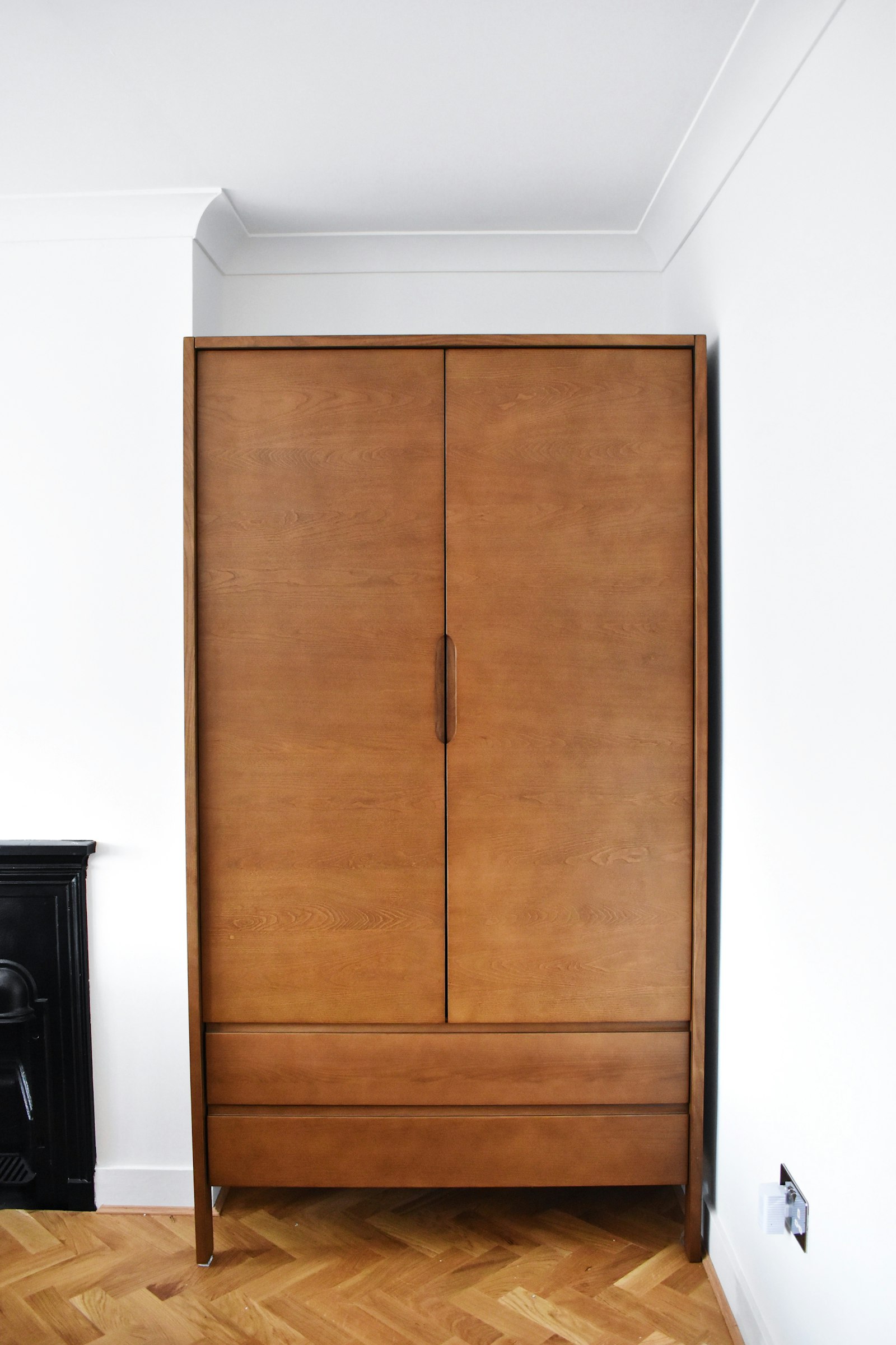 Dressing sur mesure en bois clair avec portes coulissantes