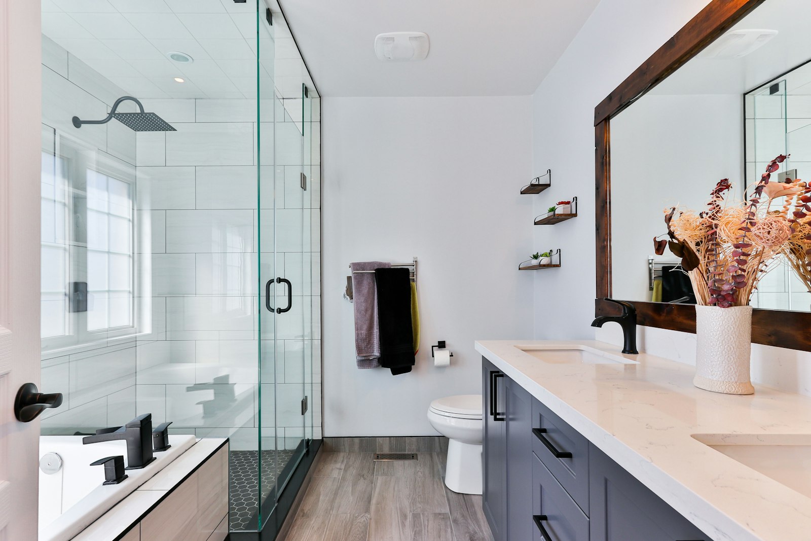 Salle de bain lumineuse rénovée avec baignoire et robinetterie design