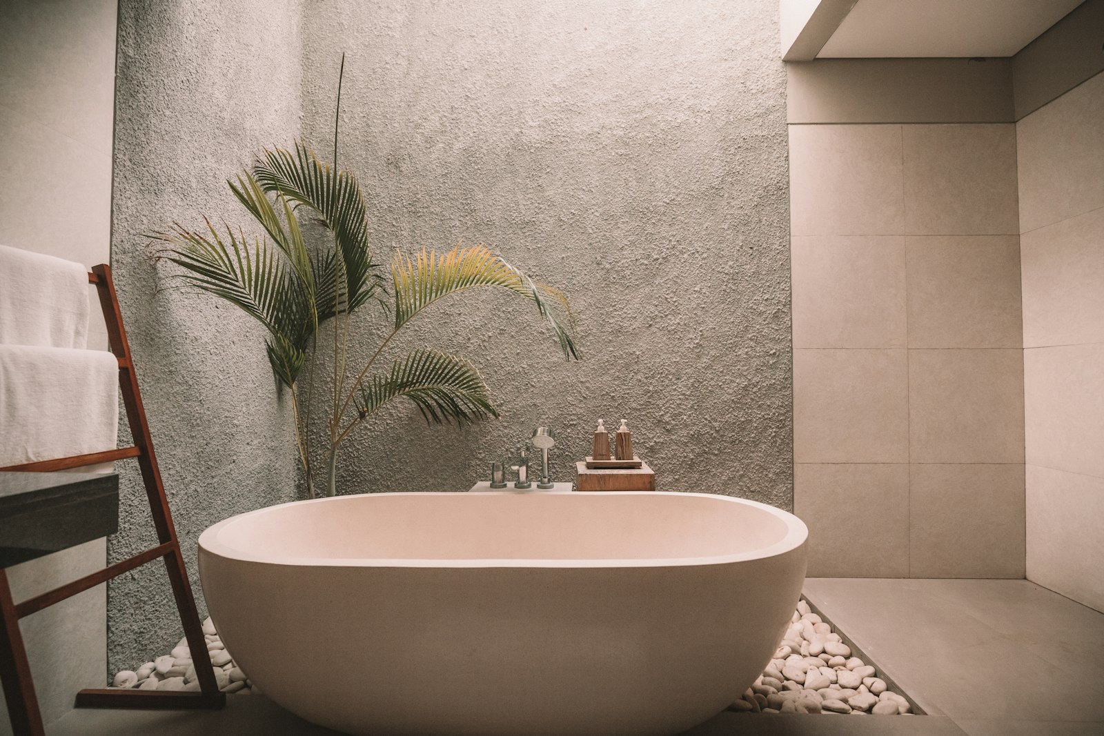 Salle de bain avec meuble vasque en bois et double vasque