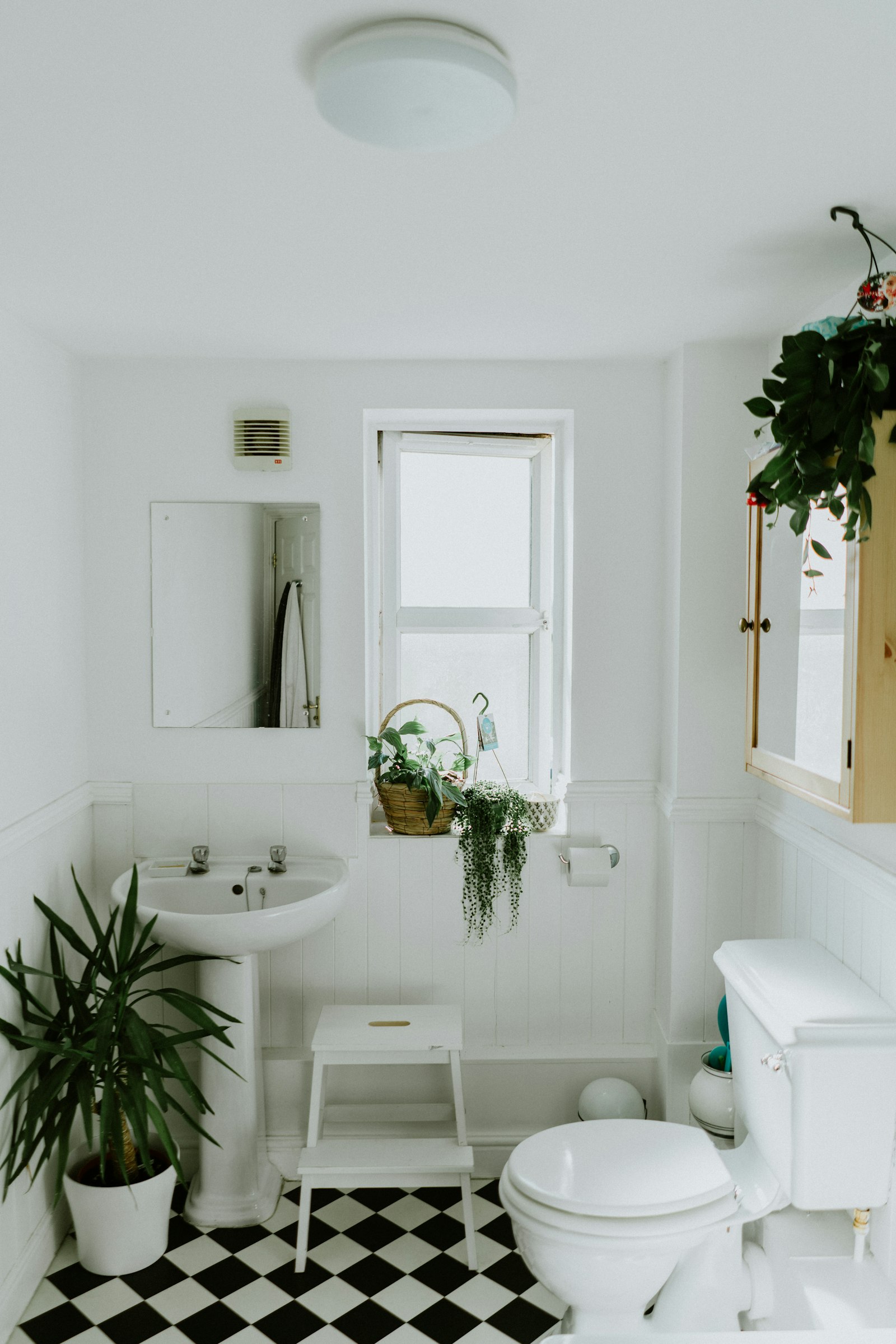 Salle de bain sur mesure — douche à l'italienne et meubles bois
