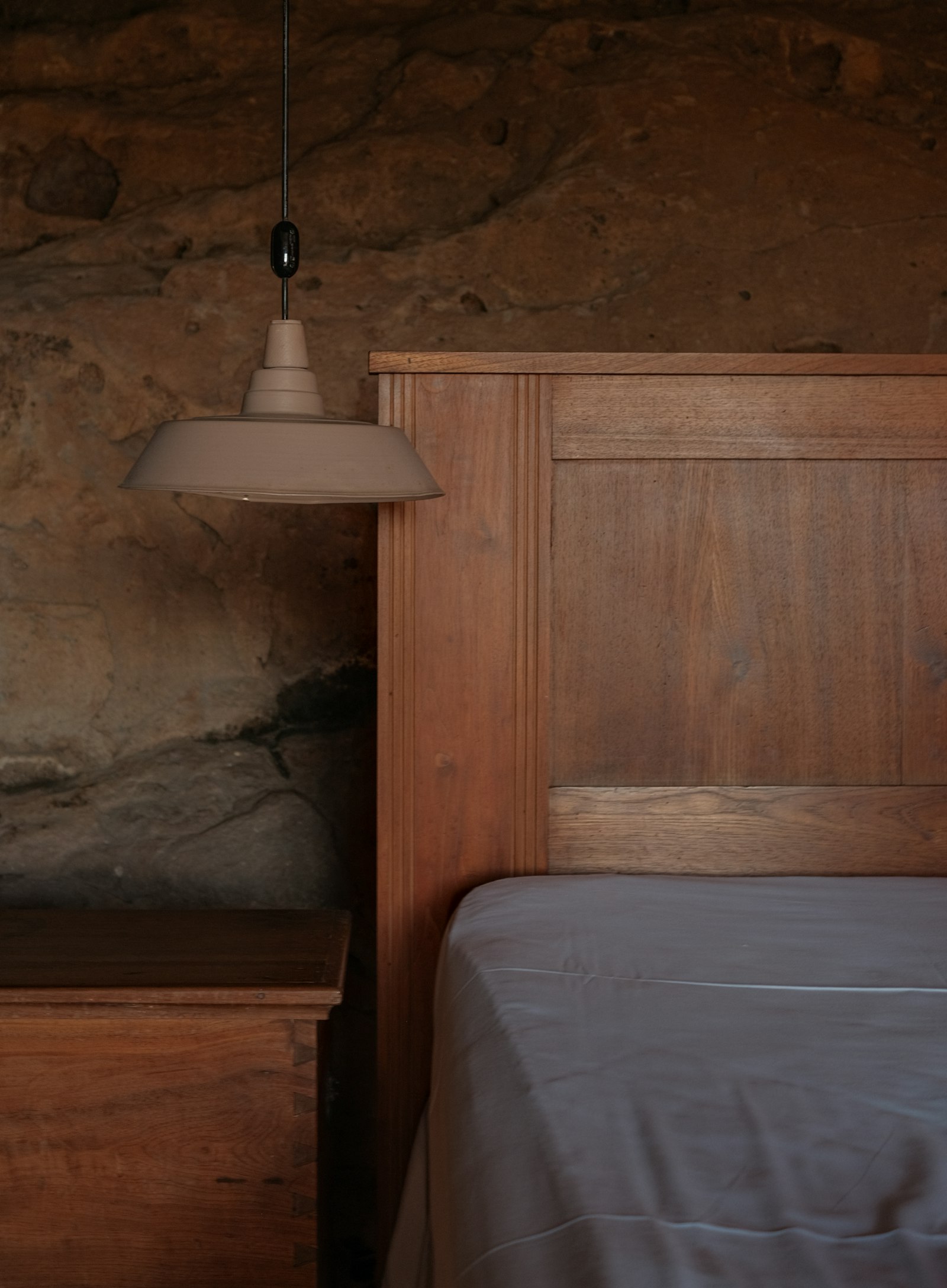 Tête de lit en bois avec chevet assorti — Yvelines