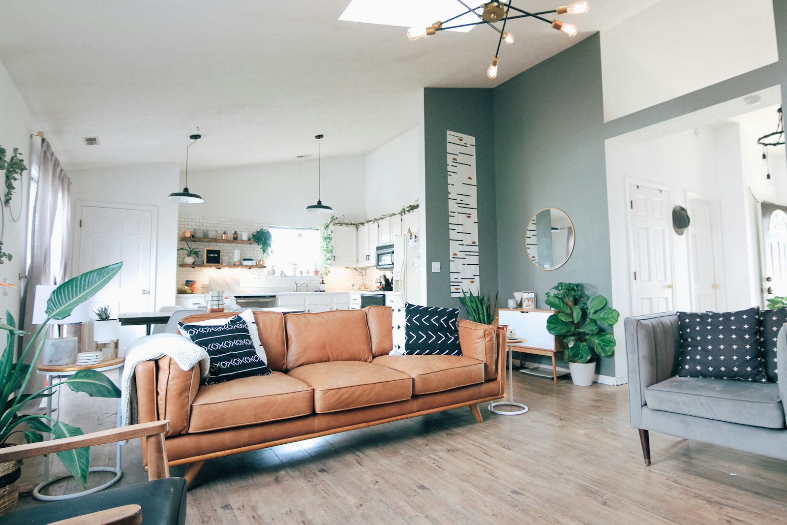 Salon scandinave rénové à Levallois-Perret par Levidrat